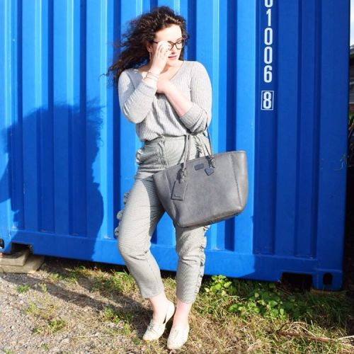 Today&rsquo;s work outfit, using my @marcbbags tote bag #ootd #fashionblogger #grey #curlyhair #fril