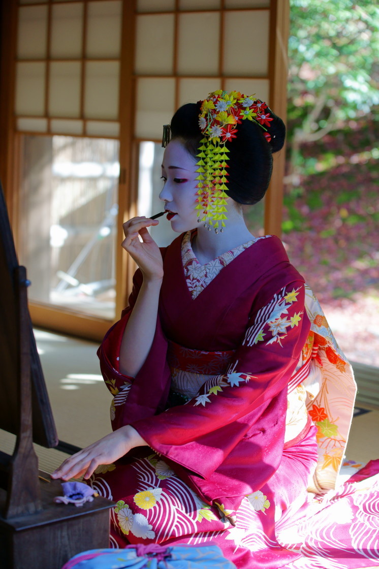 geisha-kai: November 2014: maiko Mamefuji of Tama okiya in Gion Kobu (SOURCE) She’s