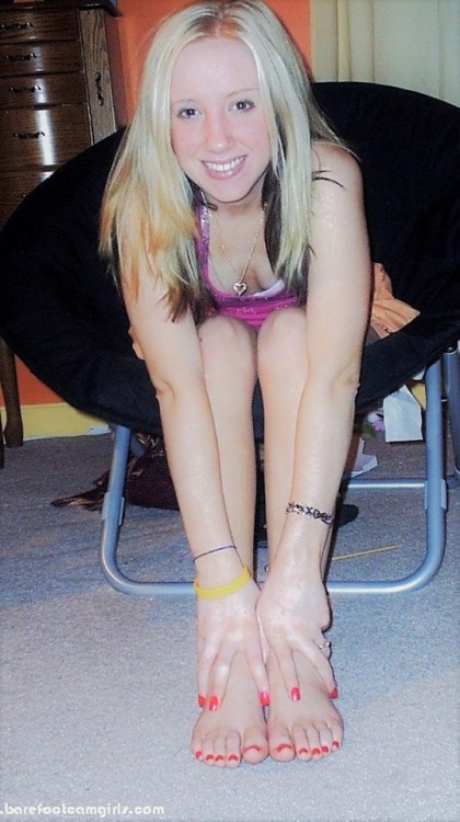 omgilovebeautifulfeet: jennsummers50: 18 year old Mandy sucks and licks on her cute toes. More of Ma