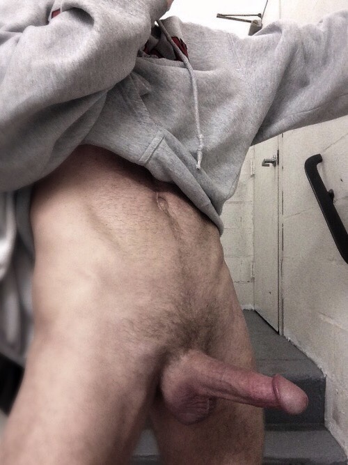bigbroth4u:  Preppybottomdaddy … I got a big cock too 😜😜Submissions from sexy followers turn me on! I can’t wait to see the bulge this horny bottom’s pretty dick makes in a pair of tighty whites when he starts sending me daily underwear selfies!