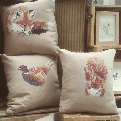 LOVE, LOVE these #cushions #rustic #country. #chic #glamour #stgeorgesmarket @stgeorgesbt1 #Fox #pea