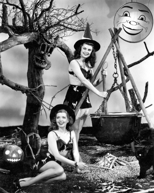 Porn Pics rogerwilkerson:  Halloween Pin-Ups - 1946