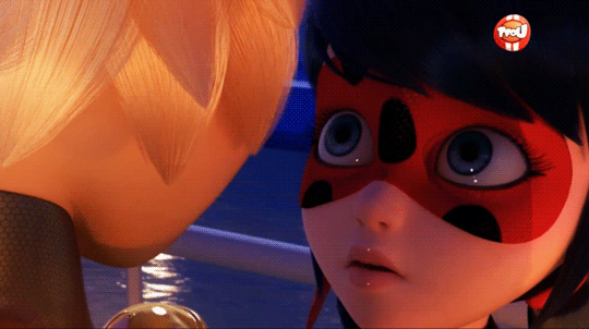 Chat Kisses Ladybug