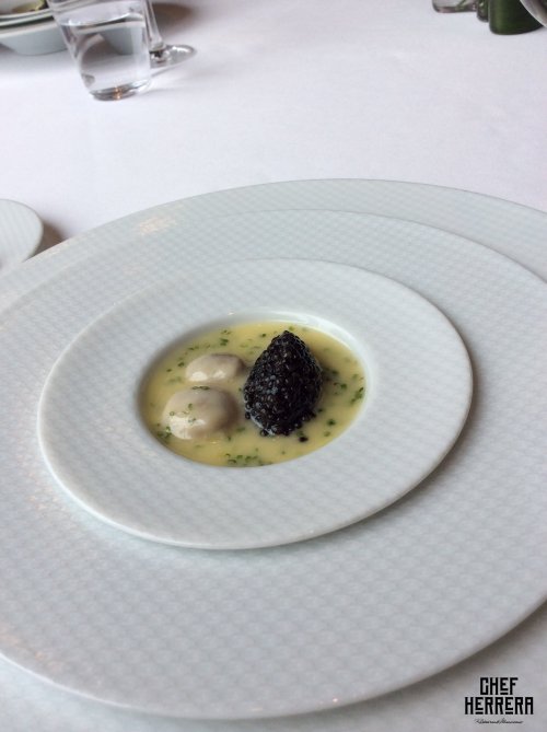 PER SE. El restaurante de Tom Keller en Nueva York. Este fue uno de los platos que me gustó mas; “Oysters and pearls”, Sabayon of pearl tapioca with island creek oysters and sterling white sturgeon caviar. No hay mucho que decir: la calidad del...