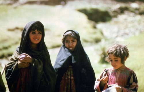 warkadang: Kuchis (nomadic Pashtuns) near the great statues of the three Buddhas in Bamiyan, Afghani