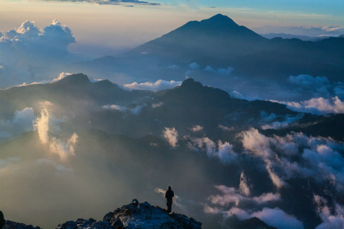 annawattsphotography:sunset to sunrise on the tallest peak in central america.  volcán tajumulco, de