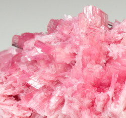 bijoux-et-mineraux:  Rhodonite -  San Martin