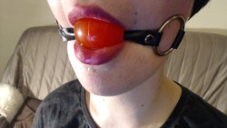foxxsmoulder:  this is a pretty poor quality product and i knew it would be when i ordered it, but i really wanted a red one because there’s something so festive about red rubber balls  
