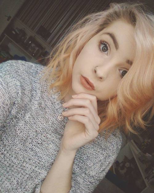 mini&ndash;mew:   #selfie #monday #raining #jumper #cosy #curlyhair #shorthair #messyhair #makeu