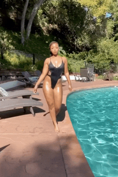 itszonez:Chloe Bailey x pool