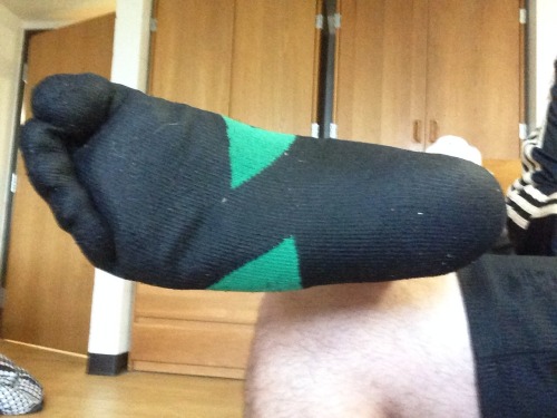 toddsfeet: It’s rainin out and my socks are soaked. You want these wet socks on you face? Put 