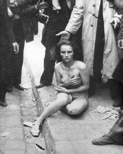 estopins:  Esta foto foi capturada em 3 de abril de 1941, na Alemanha, e mostra mulher judia sendo espancada e humilhada durante a Segunda Guerra Mundial, pela população alemã, pelo simples fato de ser judia.