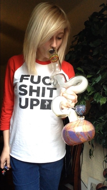 fantasy-galaxy: My bong is prettier than urs