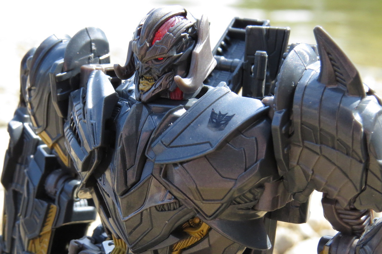 doubledealer93: Megatron outside