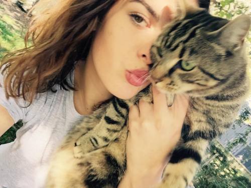 real-mm: Its hug your cat day, and my baby Zara loves it…mostlycatsmostly