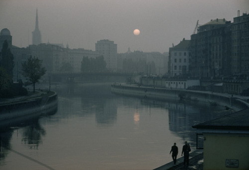 unrar: Danube Canal flows past scaffolded buildings damaged in WWII, Viena, Volkmar Wentzel.