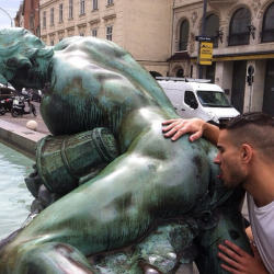 manuvers:  europuss:  ethnitiddy:  honeyscorpio:  royal-but-alone-mind:  royal-but-alone-mind: that’s my hometown vienna lmao but idk where this statue is Plankengasse, 1010 Wien Found it  I found it too!   Bitch me too THE FUCK   #hope that statue