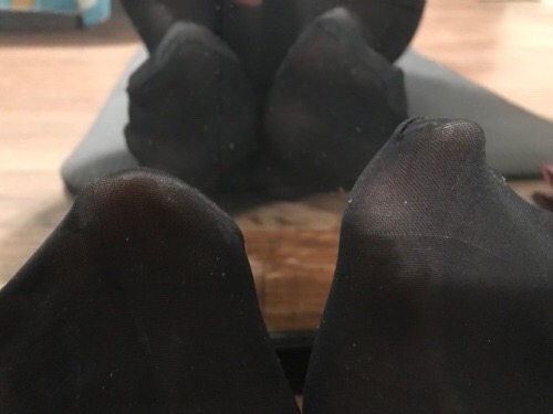 undertheskin777:undertheskin777:女友的足交服务，有没有想了解一下的。 她的学弟和白人教授用过的都说好Footjob services from my gf, anyon