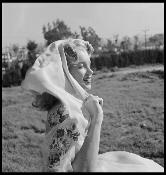 vintageeveryday:  Beautiful Black and White photographs of Marilyn Monroe in 1947.