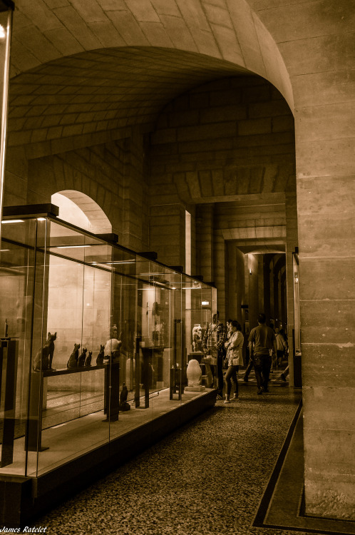 ratelet-james: James Ratelet, dans les rues de Paris, le Louvre, Paris France 104