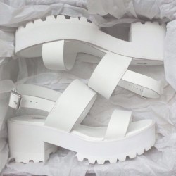 omg-personal:  Chunky heel sandals ^-^ [FREE