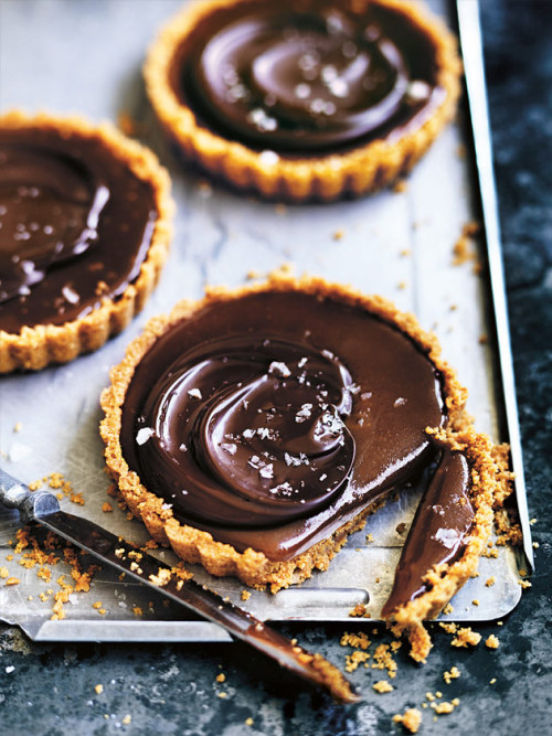 foodporn-chocolate:   Salted Chocolate Caramel Tarts  💙☄