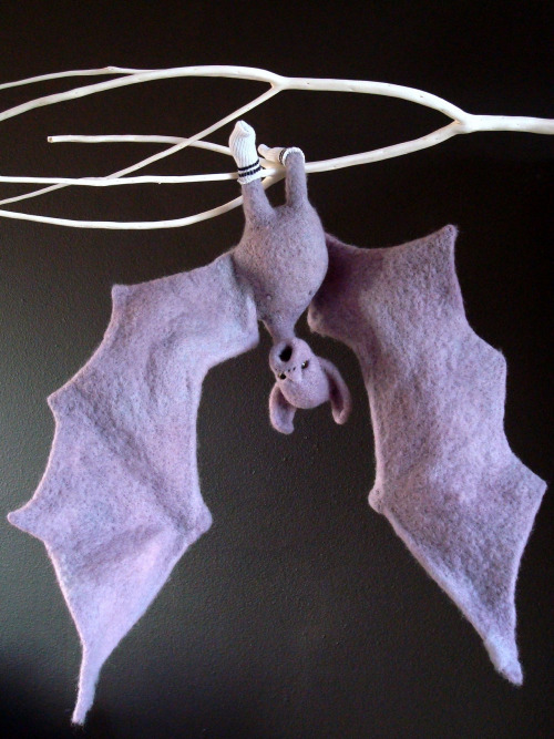 ortut: Tobiah Mundt - 淳 Kiyoshi, needle felted umbrella bat
