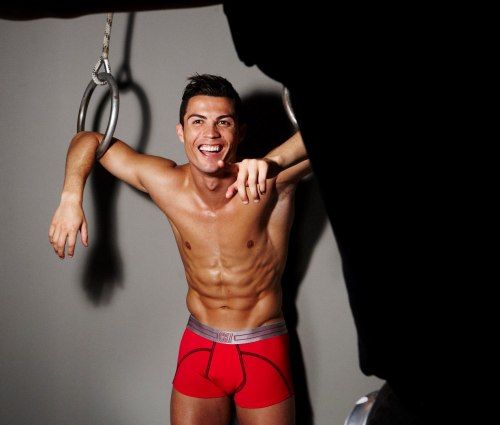 Cristiano Ronaldo pose à nouveau en sous-vêtements pour sa marquehttp://fashions-addict.com/Cristi