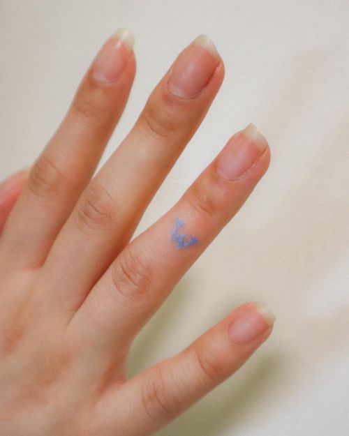 fyeahwheein:(ig) 210202sinewpark_tti tattooed w on wheein’s finger that she drew herself. it’s like 