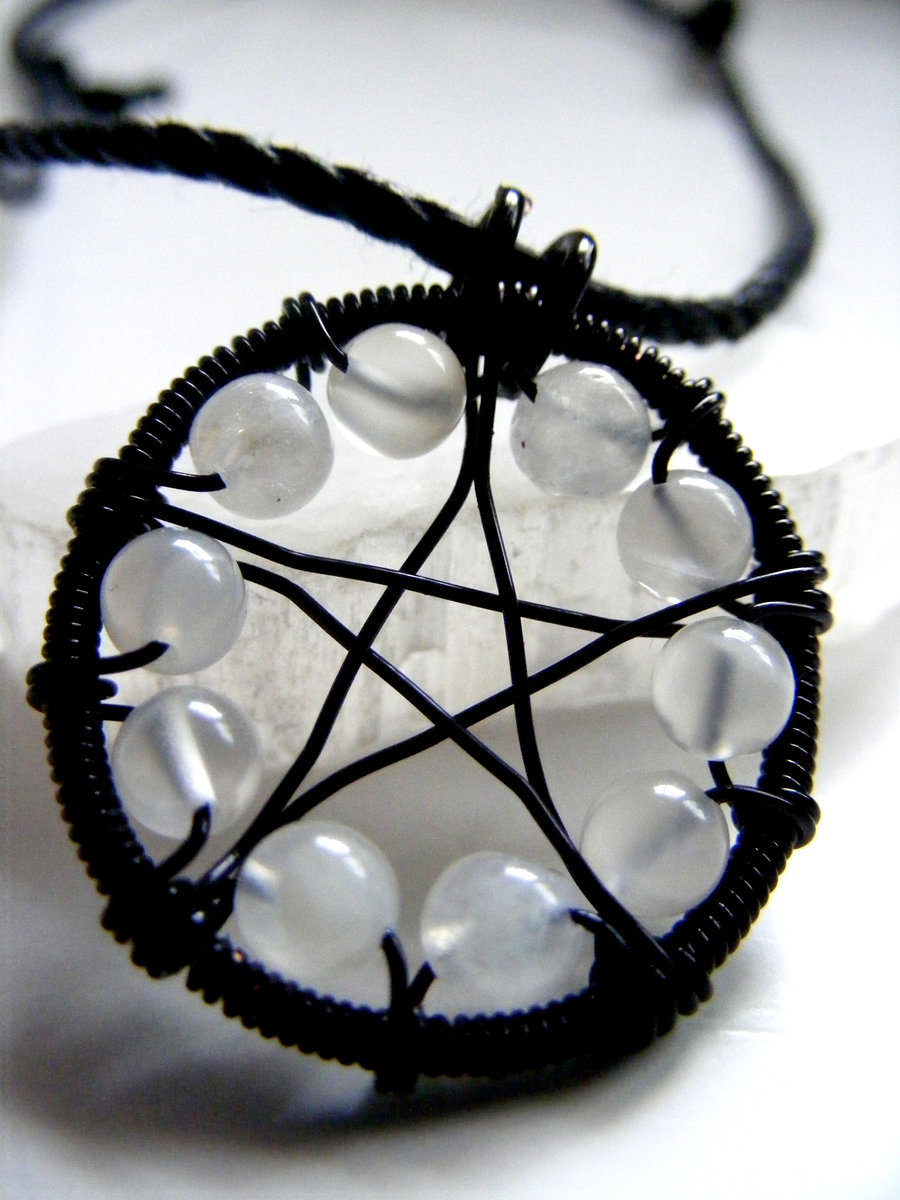 wiccainvocation:  aladrisascauldron:  Examples if pentacle necklaces  www.wiccainvocation.com