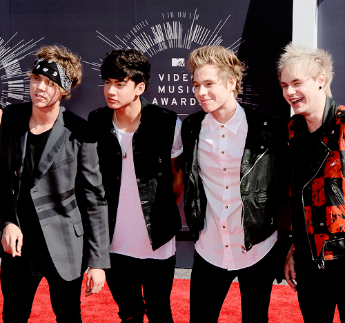 fivesource:  5 Seconds of Summer arriving to the 2014 MTV Video Music Awards held