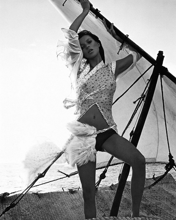 famous-nsfw-tub:  Kate Moss in black and white. 