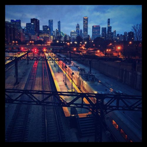 #chicago #chicagoskyline #metra #metrachicago #train #urbanlandscape #urbanphotography #duskphotogra