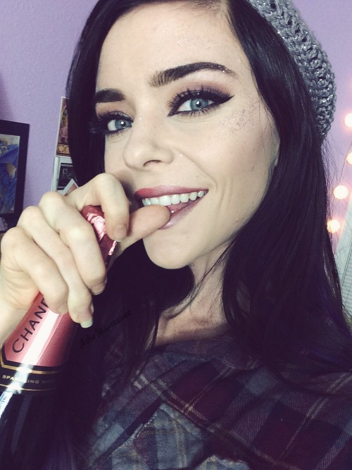 ixnay-on-the-oddk:  SoOoOo I got confirmation today that I got approved&offered to lease a house I’ve wanted for a while 😁💜 bought some champagne to celebrate ✨ Check Twitter (@ ashemareexoxo) for a direct link!!