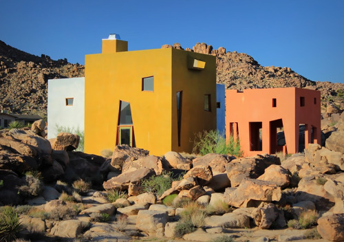 ofhouses:  747. Josh Schweitzer /// Schweitzer House (The Monument)	/// Joshua Tree, California, USA /// 1989  (Photos: © Tom Bonner. Source:  “Architectural Record Houses of 1990″, Mid-April 1990.) 