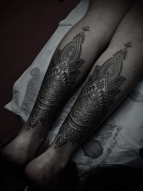 electrictattoos:  guyletatooer:  On Tiana  At Hand in Glove  Paris , FRANCE  Guy Le Tatooer 