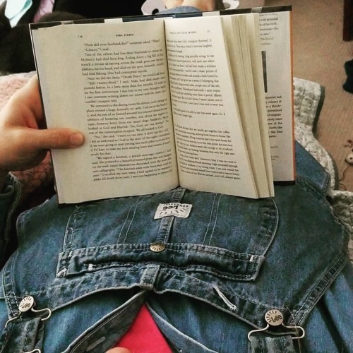 Reading break #amreading #books #bookstagram #overalls #dungarees #biboveralls #vintage #lee #leeove