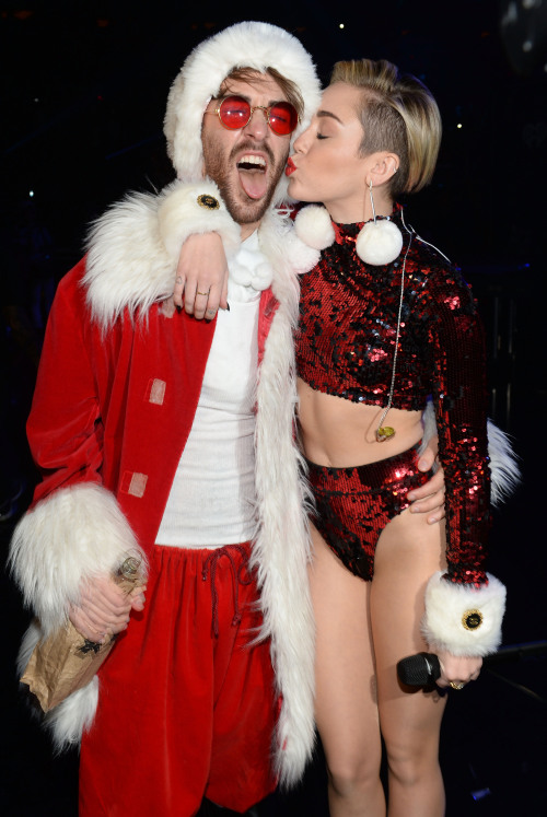 XXX mileynation:  More photos of Miley backstage photo