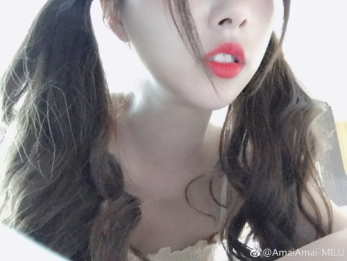 loliloliloliii: gangbangdpp:爱舔大鸡鸡的milu妹子微博：AmaiAmai-MILU