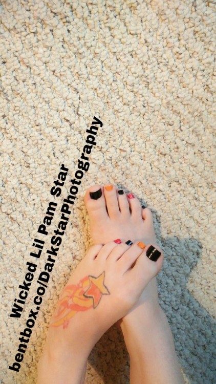wickedlilpamstar: Reblog my cute toes?