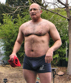 wrestlerswrestlingphotos:  man stripped down huge bulge
