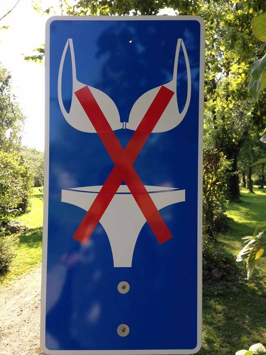 A wonderful sign: you should not wear any clothes!