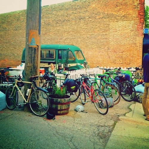 turboricua: Bike drop off @heritagebikes @bikes4books #bikes4books2014 De Detroit a Chicago en bici