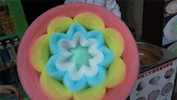 asylum-art-2:  Amazing video shows street vendor creating incredible fairy floss art Chinese craftsman are creating giant cotton candy flowers on street stalls While brightly coloured cotton candy art isn’t a new concept, Chinese street vendors have