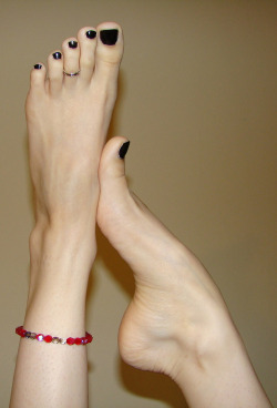 feetfiends:  ohhhhh love pale feet with black