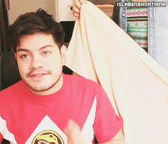 islabenshortiana:  Benshorts + Siendo empujado y callado por Gwabir. 