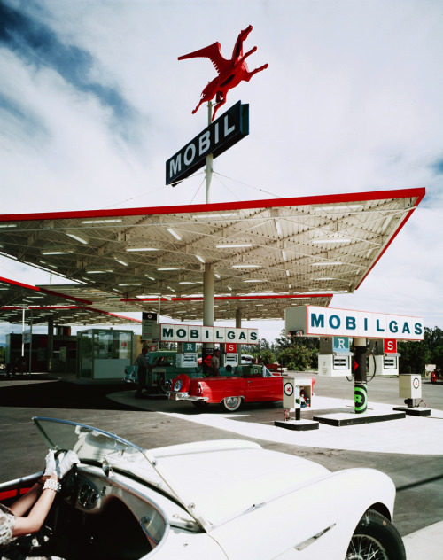 20th-century-man:  Mobil Gas Station; photo by Julius Shulman, 1956. 