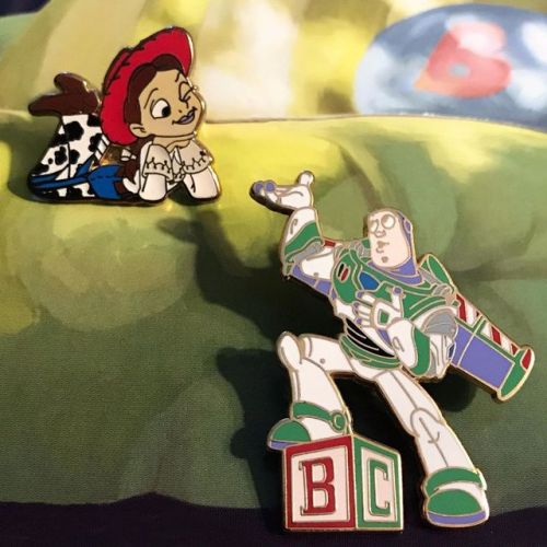Before there was Spanish Buzz, there was this pin set of Buzz serenading Jessie. I only have these t