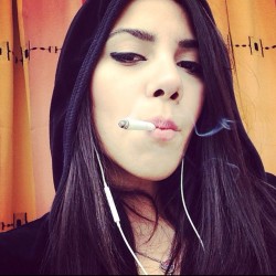 sexysmokingbabes18:smokey7575:Smoking Sexy