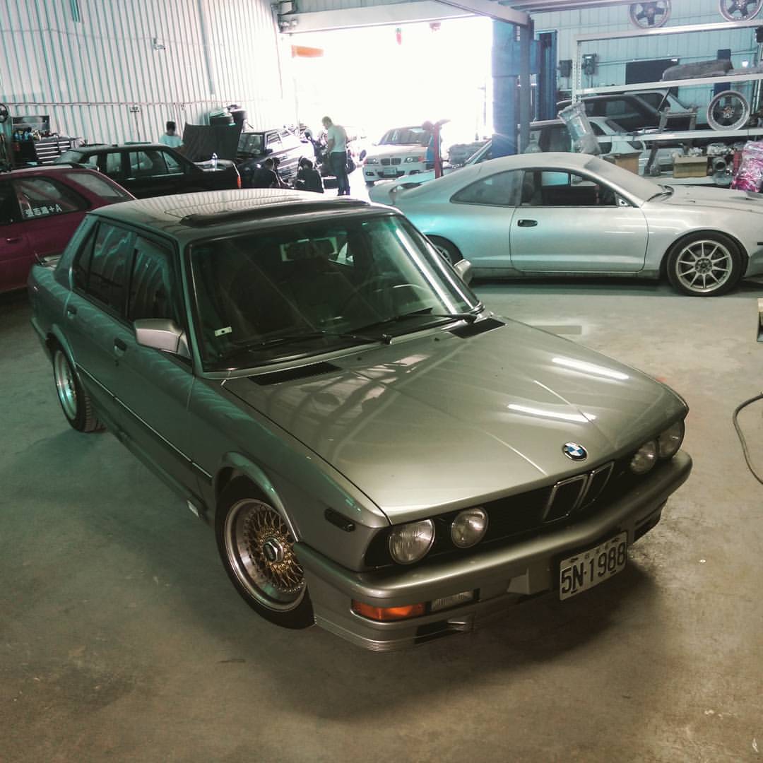 gasinblood:  BMW E28 5 series with M power body kit